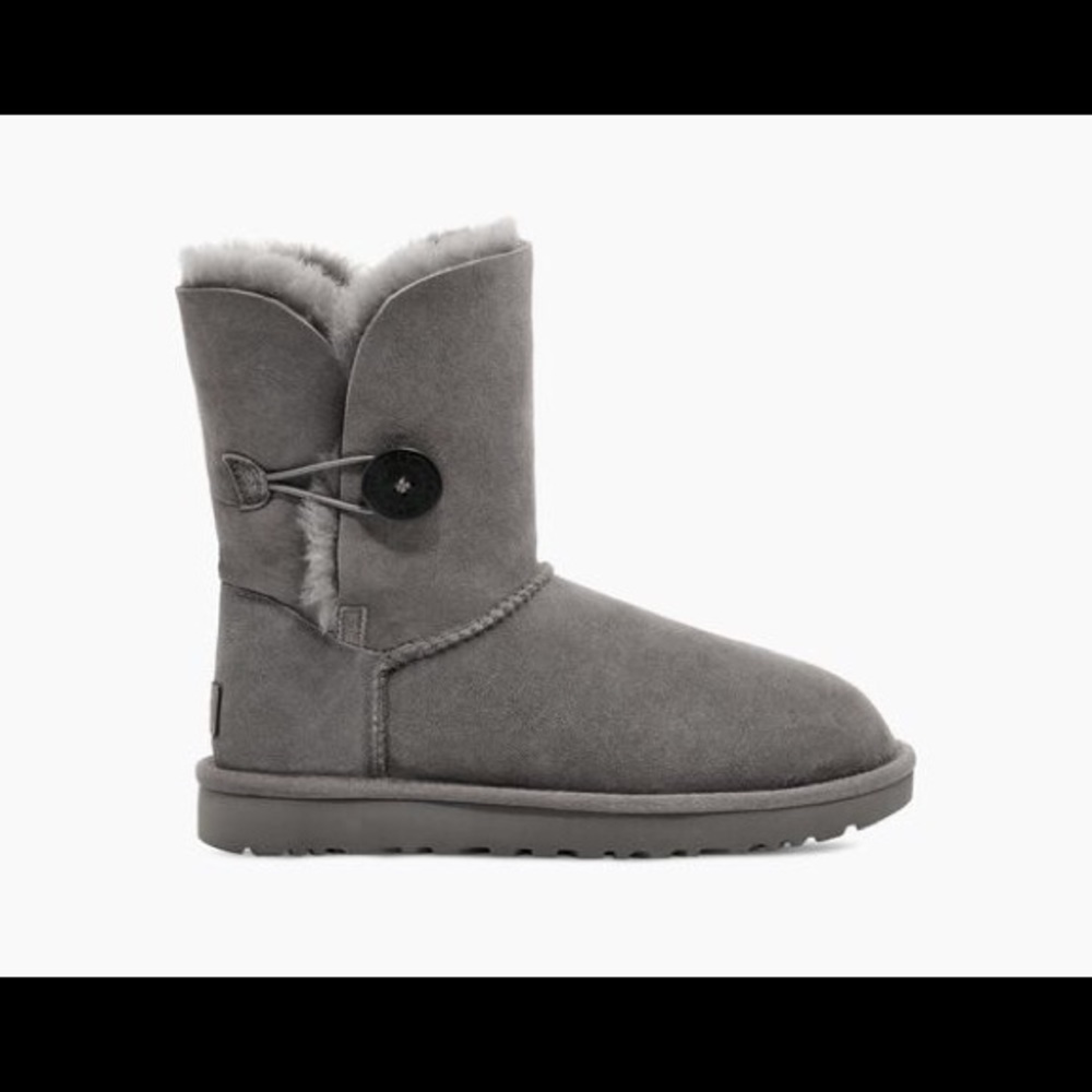 UGG Bailey Button II Short Boots Grey Women’s Size 7 (fits 8) in Great Condition